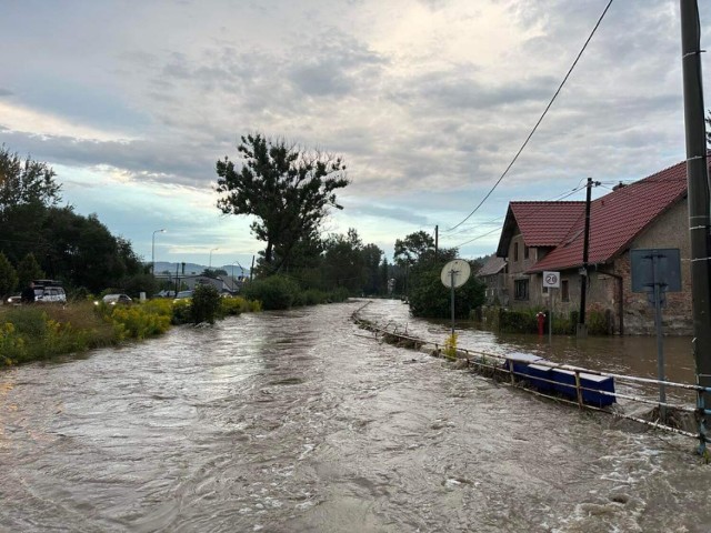 Ulewa w Jeleniej Górze i podtopienia w Maciejowej, gdzie wezbrała rzeka Radomierka. Ludzie z niepokojem śledzą kolejne prognozy pogody