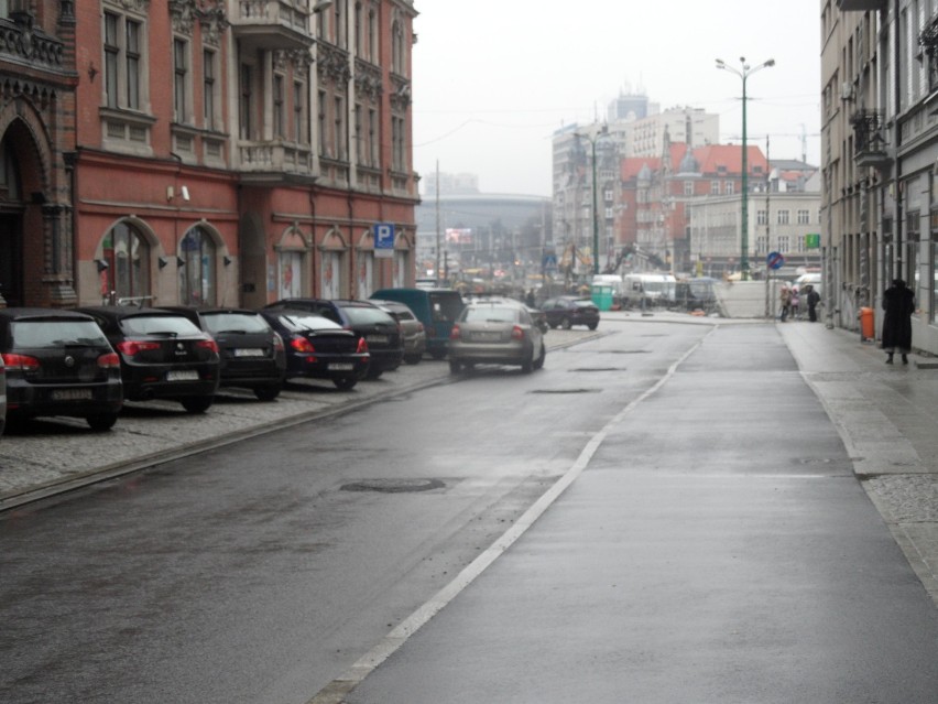 Ulica Pocztowa w Katowicach, w poniedziałek ścieżka rowerowa...