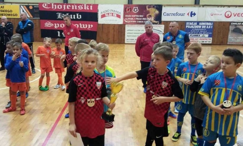 Mali piłkarze AP Malbork w Łodzi. Grali w Hary Cup 2017 i obejrzeli mecz Widzewa 