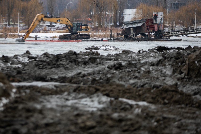 Do końca stycznia wykonawca planuje wydobyć z zalewu w Rzeszowie prawie 300 tys. metrów sześciennych mułu.