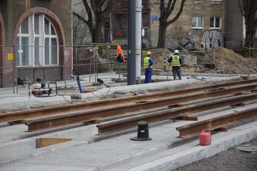 Trwa remont ul. Sikorskiego. Na wysokości ratusza, na placu...