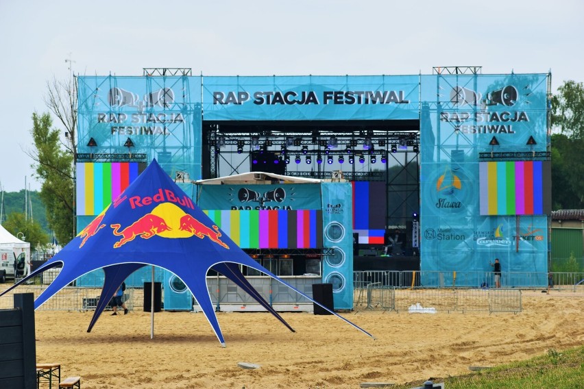 Impreza odbywa się na nowej plaży nad Jeziorem Sławskim.