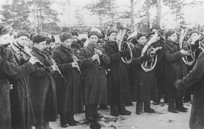 Orkiestra LWP w Katyniu. 1944 rok