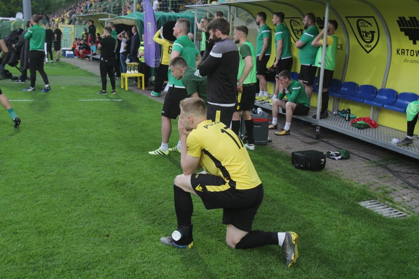 GKS Katowice spadł z I ligi! Pogrążył ich gol bramkarza w ostatnich minutach WIDEO Kibice zdzierali koszulki z piłkarzy ZDJECIA