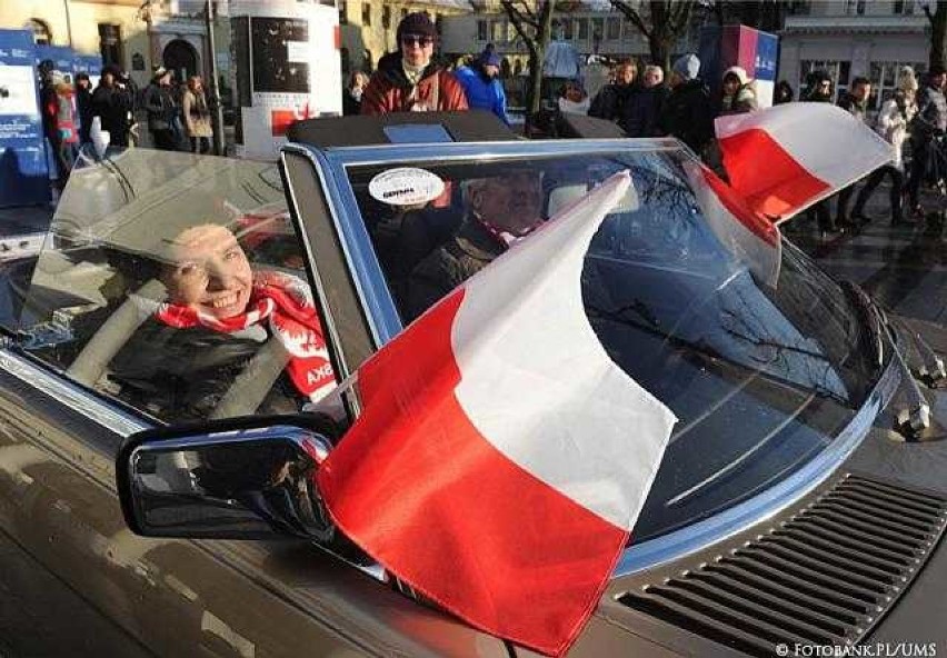 Święto Niepodległości w Sopocie. Patriotyczny peleton, grochówka  i światełka dla Polski [PROGRAM]