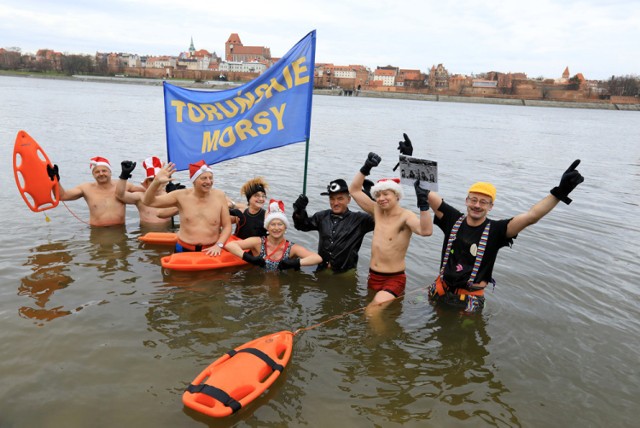 1 stycznia w samo południe toruńskie morsy przywitały 2018 rok kąpielą w Wiśle. Obejrzyjcie naszą fotorelację!

Zobacz koniecznie: Sylwester 2017/2018 w Toruniu. Wielka impreza na Rynku Staromiejskim za nami [DUŻO ZDJĘĆ]

Zobacz także: Śmiertelny wypadek na Szosie Lubickiej w Toruniu [ZDJĘCIA]