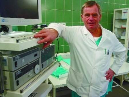 &amp;#8211; Ten laparoskop to prezent nie tyle dla nas, co dla pacjentów &amp;#8211; mówi doktor Jan Ośko.  FOT. Bernard Łętowski