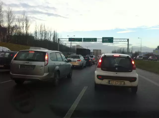 Wypadek i korki na DK 86