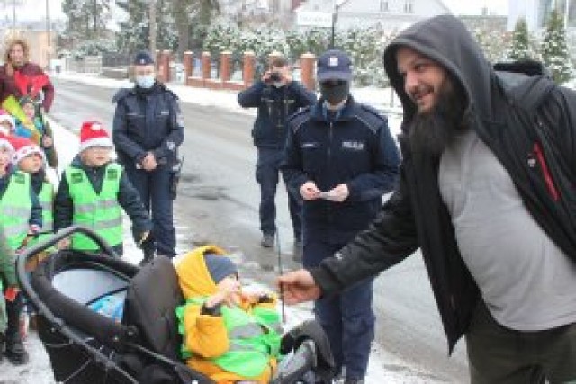 Policjanci i dzieci z Przedszkola Rodzinnego rozdawali mieszkańcom Lipna prezenty.