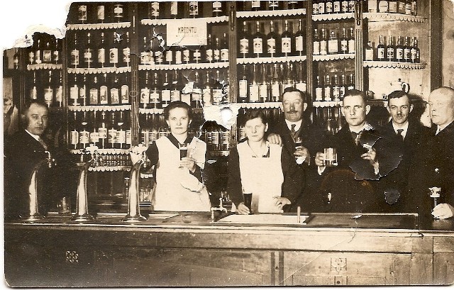 Właściciele restauracji z załogą przy bufecie. Restauracja przy obecnej ulicy Powstańców(róg Cmentarna). Rok 1928.(fot.ze zbiorów p.Leszka Szymczaka)