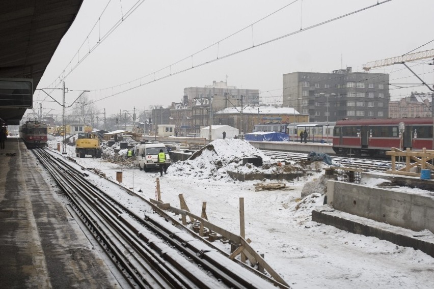 Przebudowa peronu drugiego na dworcu w Katowicach. Zdjęcia w zimowej scenerii