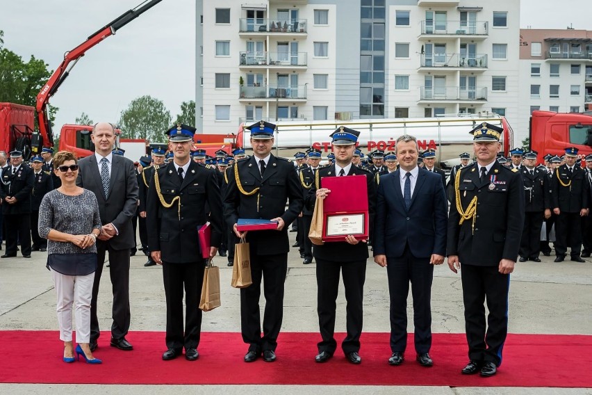 Podniesieniem flagi państwowej oraz przywitaniem...