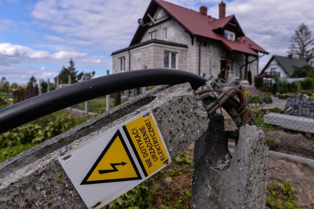 Mijają dwa lata od pamiętnej nawałnicy, która przeszła 11. sierpnia i w nocy z 11. na 12. sierpnia w naszym regionie. Skutki katastrofy usuwane są do dziś. Straty sięgają miliardów złotych.

Lasy Państwowe informują, że do tej pory usuwanie skutków klęski kosztowało ponad 700 milionów. W sumie koszty mogą sięgnąć nawet miliarda zł. Potężny huragan zniszczył ponad 100 tysięcy hektarów lasów. Największe spustoszenie siał w powiatach chojnickim, człuchowskim, sępoleńskim, tucholskim, bydgoskim, nakielskim i żnińskim. 

Nie obyło się bez tragedii. Na obozie harcerskim w Suszku zginęły dwie młode harcerki. W sumie w wyniku huraganu zmarło sześć osób. Setki tysięcy gospodarstw domowych zostało zniszczonych lub uszkodzonych.

Zobaczcie jakie spustoszenie siała wichura w czasie pamiętnej nawałnicy. Oglądajcie zdjęcia na kolejnych slajdach ---->