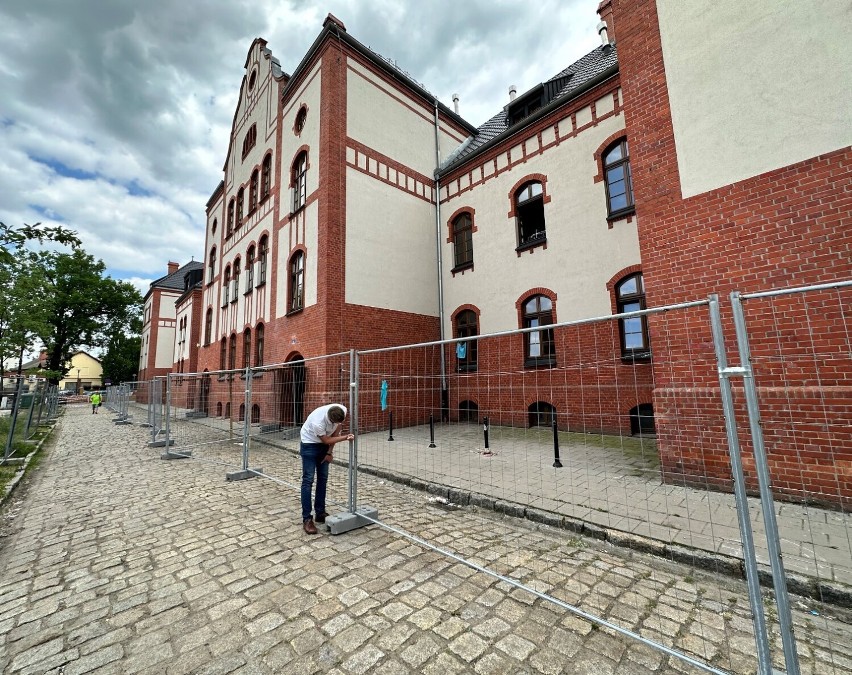 Dlaczego rozstawiono płot wokół budynku przy Dąbrowskiego w Lesznie? Budynek niedawno przeszedł gruntowny remont