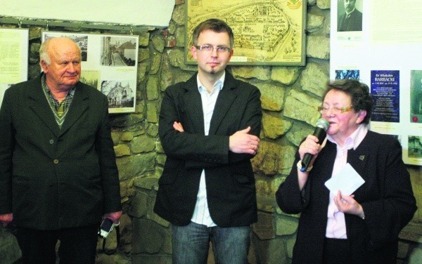 Rafał Bobrowski (pośrodku) otwiera z Anną Totoń wystawę "Nowy Sącz - spojrzenie w przeszłość"
