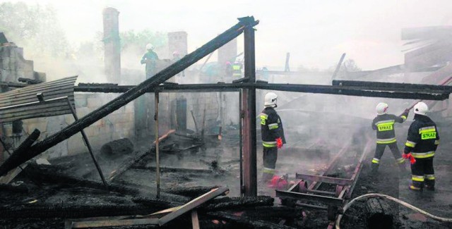 We wtorek spłonął nieczynny tartak w Łącku. Przez cztery godzin z ogniem walczyło 40 strażaków