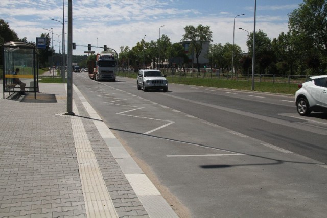 Ulica Popiełuszki nie będzie miała nowej nawierzchni na całej szerokości jezdni jak zapowiadano. Miejski Zarząd Dróg, który miał milion złotych na ten cel zdecydował, że pieniądze wyda na remonty innych dróg. Zobacz które na kolejnych slajdach >>>