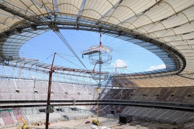 Trwa montaż drugiej części dachu na Stadionie Narodowym