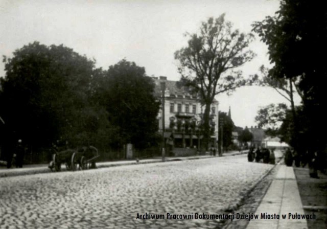 Widok na fragment obecnej ul. Marszałka Józefa Piłsudskiego i dawny Hotel Bristol, zdjęcie wykonano w latach 1910-1912 (źródło: fp Pracowni Dokumentacji Dziejów Miasta)