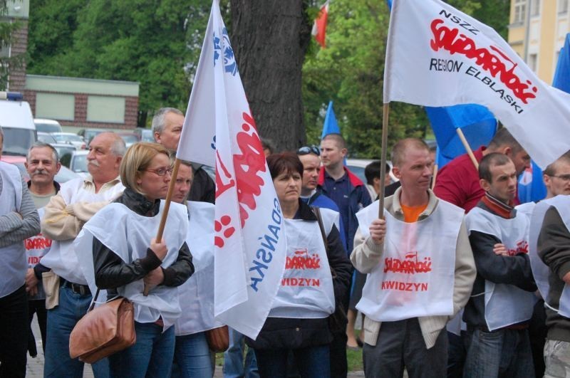 Kwidzyn: Związki zawodowe pikietowały przed biurem poselskim Jerzego Kozdronia