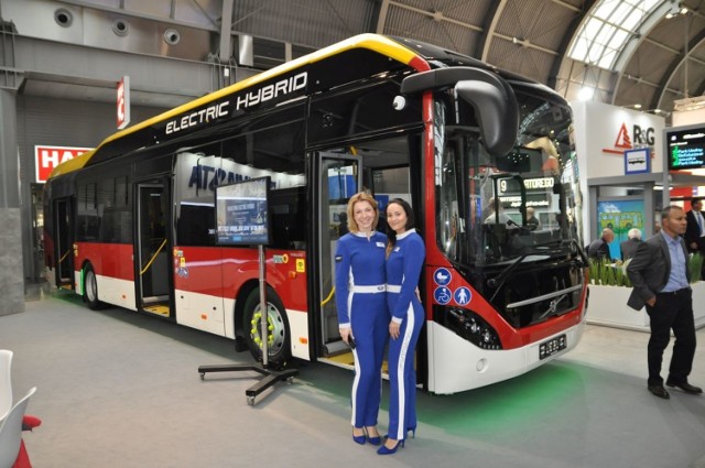 W Kielcach odbyły się XIV Międzynarodowe Targi Transportu Zbiorowego Transexpo. Zaprezentowano na nich autobus Volvo Electric Hybrid w barwach Inowrocławia. 

Jak się dowiadujemy, autobus Volvo B4SC Electric Hybrid, czyli jeden z ośmiu, które wkrótce będą wozić pasażerów w Inowrocławiu, był w Kielcach reprezentantem innowacyjnych pojazdów napędzanych innymi niż olej napędowy źródłami zasilania. 
Pomalowany w barwy Inowrocławia pojazd reprezentował na targach firmę Volvo Poland. Był wersją rozwojową  typu 7900. Dziesięć takich autobusów jeździ w barwach MPK już od trzech lat. 

Najnowsze Volvo Electric Hybrid różnią się jednak od swych poprzedników. W wozach tych silnik elektryczny jest główną jednostka napędową, diesel pełni role silnika pomocniczego. Dzięki temu autobus około 70 proc. trasy  pokonuje na zasilaniu elektrycznym. 

Nowe Volvo ładowane jest także w nowatorski sposób. Obecnie wykorzystywane przez MPK hybrydy "łapią" prąd w z urządzeń zamontowanych na terenie bazy przewoźnika. Nowe pojazdy korzystać będą z tych stacji ładowania, jak i ze stacji szybkiego ładowania znajdujących się na końcowych przystankach.

Inowrocław nabył osiem autobusów hybrydowych nowego typu. Niedługo dołączy do nich także osiem Volvo napędzanych wyłącznie silnikami elektrycznymi. Sprawi to, że  Inowrocław będzie przodującym miastem w dziedzinie ekologicznych rozwiązań transportu publicznego.