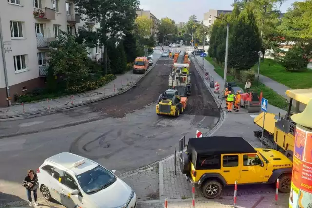 Przestrzeganie przez firmy prowadzące prace na drogach standardów zabezpieczenia takich miejsc to jedno, a powszechność przekraczania dopuszczalnych prędkości wśród polskich kierowców to drugie.