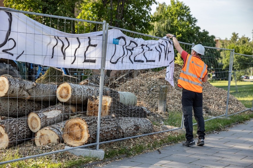 To już nie są żarty! Mieszkańcy blokują wycinkę drzew pod budowę trasy tramwajowej do Mistrzejowic. Przywiązali się do koparek