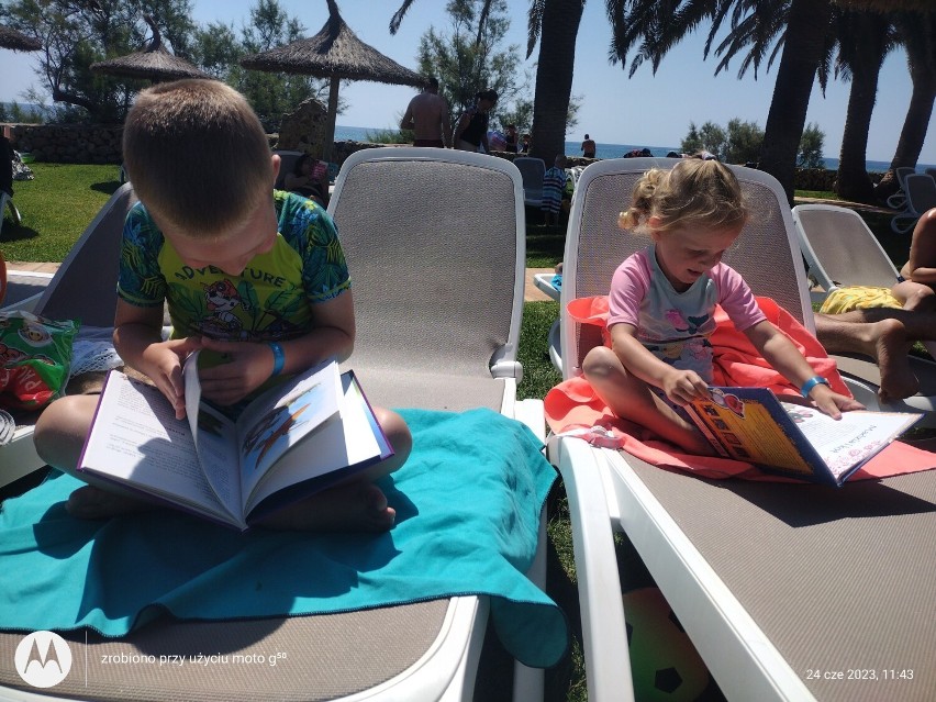 Mieszkańcy Pleszewa pokazali jak czytają na wakacjach i...