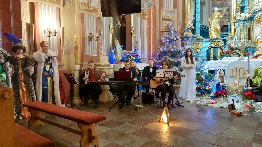 Wieczór Kolędowania w klasztorze Bernardynów w Opatowie. Mieszkańcy śpiewali kolędy z uczniami Szkoły na Górce