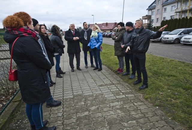 Przedstawiciele Stowarzyszenia Przyjaciół Rokosowa, Rady Rodziców, a także szkoły spotkali się w sobotni poranek z wiceprezydentem Koszalina Andrzejem Kierzkiem w pobliżu miejsca, gdzie chcieliby budowy zatoki dla parkujących „na chwilę”