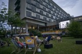 Kraków. W czwartkowe wieczory plenerowe kino obok hotelu Cracovia 