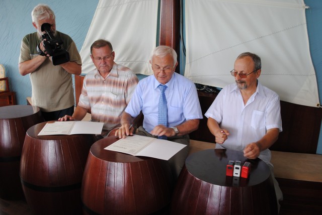 Umowę podpisują (od prawej) Eugeniusz Markowicz, Zenon Odya i Włodzimierz Mroczkowski
