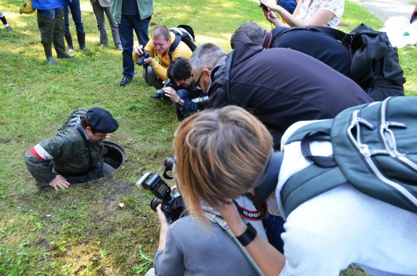 Inscenizacja przejścia powstańców kanałem rzeki Łódki.