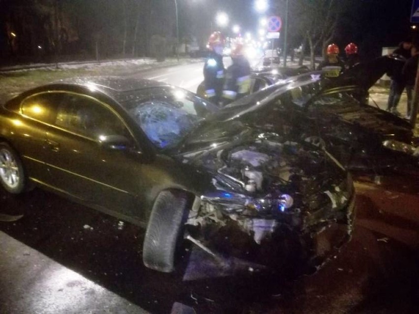 Nowy Sącz.  Zderzenie  samochodów na ul. Barskiej. Na miejscu pogotowie