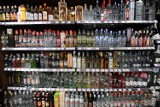 Amator "darmowego" alkoholu przez ponad pół roku okradał sklep