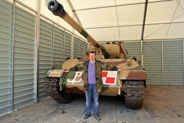 Zdjęcie ilustracyjne: Dąbrówka koło Wejherowa, 
Marian Kotecki, właściciel Muzeum Techniki Wojskowej Gryf przy niemieckim czołgu pantera w byłej jednostce wojskowej