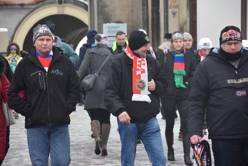 Pielgrzymka kibiców na Jasną Górę 2019. Kibice z całej Polski przyjechali do Częstochowy ZDJĘCIA