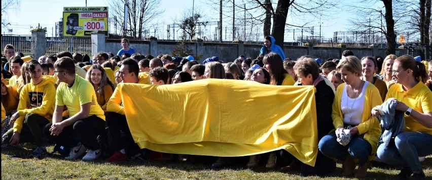 Malbork. Żywa flaga dla Ukrainy. Happening w Zespole Szkół Ponadgimnazjalnych nr 3