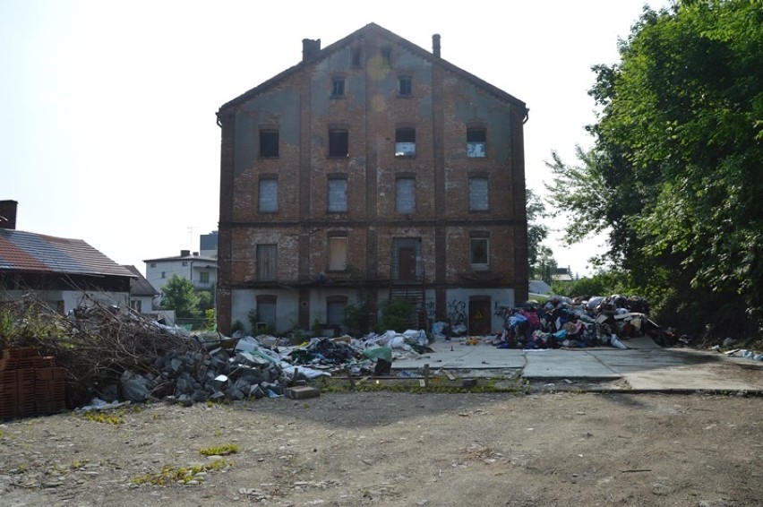 Nowy Sącz. Śmierdzące ciuchy na  razie nie do ruszenia [ZDJĘCIA]