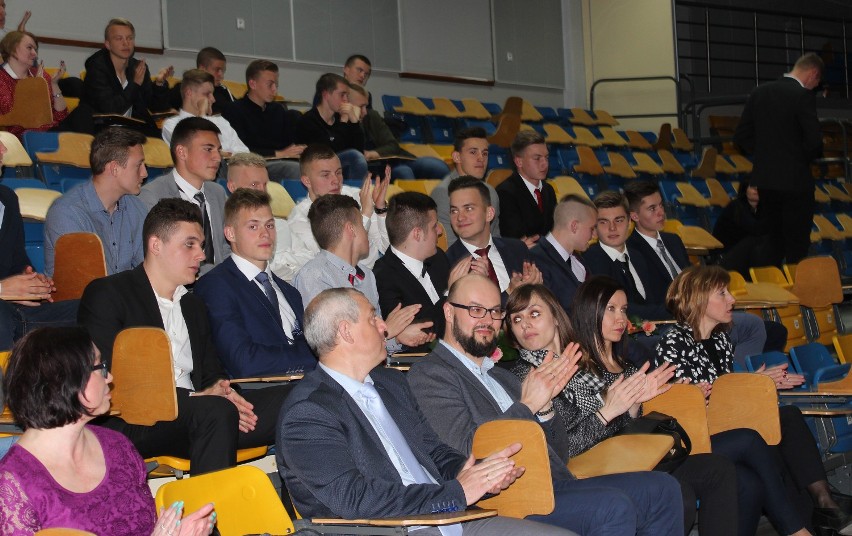Licealiści SMS Miedź Legnica ukończyli szkołę [ZDJĘCIA]