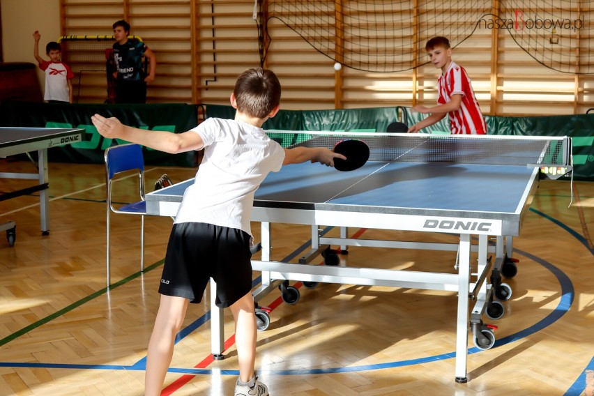 Sala gimnastyczna szkoły w Wilczyskach stała się areną międzypokoleniowych zawodów za sprawą otwartego turnieju tenisa stołowego