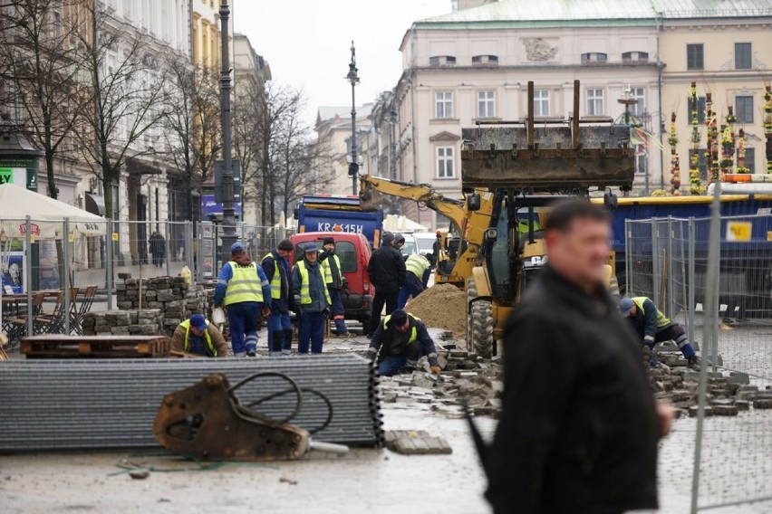 Kraków. Ruszył remont Rynku Głównego [ZDJĘCIA]