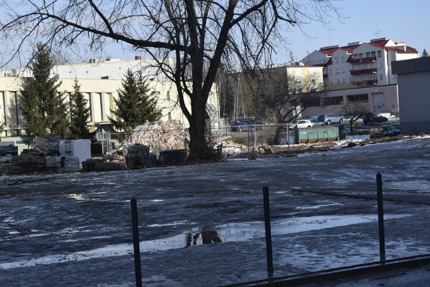 Pojawi się parking, trawniki, alejki itp.