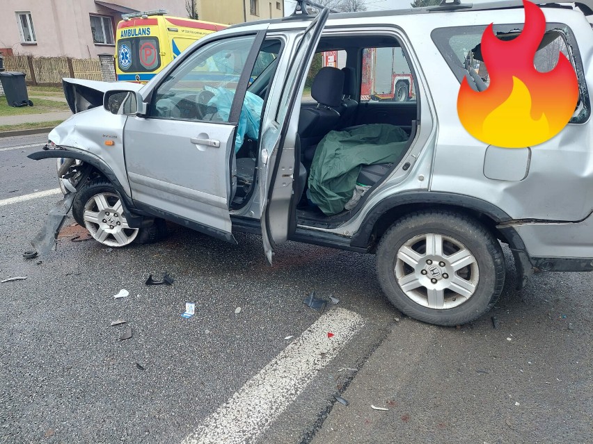 Wypadek na DK78 w Porębie. Zderzyły się dwa auta osobowe i ciężarówka - ZDJĘCIA. Dwie osoby wylądowały w szpitalu
