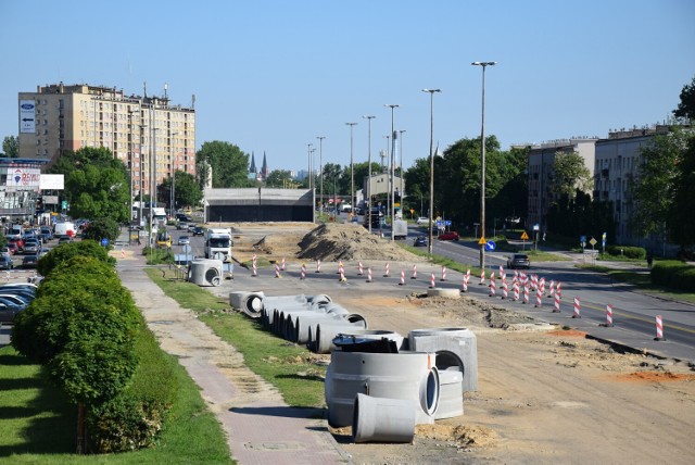 Przy estakadzie na częstochowskim Rakowie udrożniono lewoskręty. Miasto szuka nowego wykonawcy remontu trasy