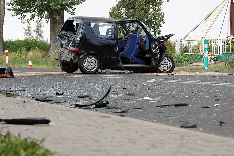 Wypadek w Piotrowie. Wymusił pierwszeństwo na krzyżówce. Cudem nikt nie zginął. ZDJĘCIA