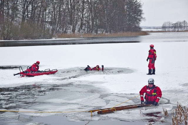 Ćwiczenia z ratownictwa lodowego przeprowadzono na jeziorze w Wandowie