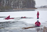 Gmina Gardeja. Strażacy z powiatu kwidzyńskiego trenowali umiejętności z zakresu ratownictwa lodowego na jeziorze w Wandowie