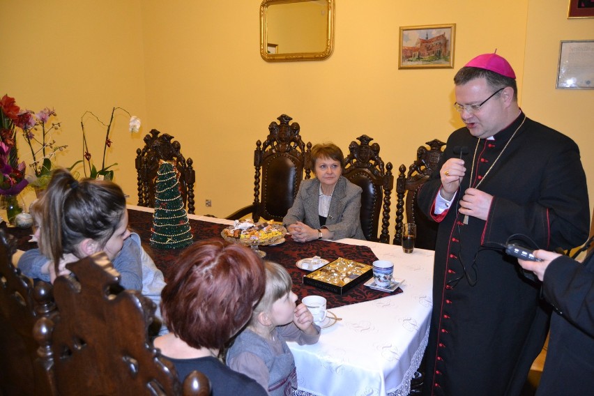 Pelplin: biskup Wiesław Śmigiel obdarował prezentami dzieci w ramach akcji &quot;Zaproś z nami Mikołaja&quot;