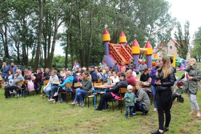 Gminne Przedszkole Publiczne w Skibnie zorganizowało piknik rodzinny. Przed licznie zgromadzoną publicznością  przedszkolaki zaprezentowały świetną część artystyczną, czynne darmowe wesołe miasteczko ,były pokazy przygotowane przez policjantów i strażaków.